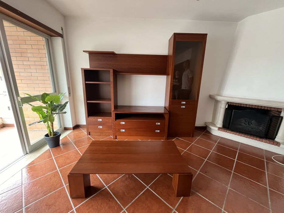 Vendo Móvel de TV, Cristaleira e Mesa de Centro.