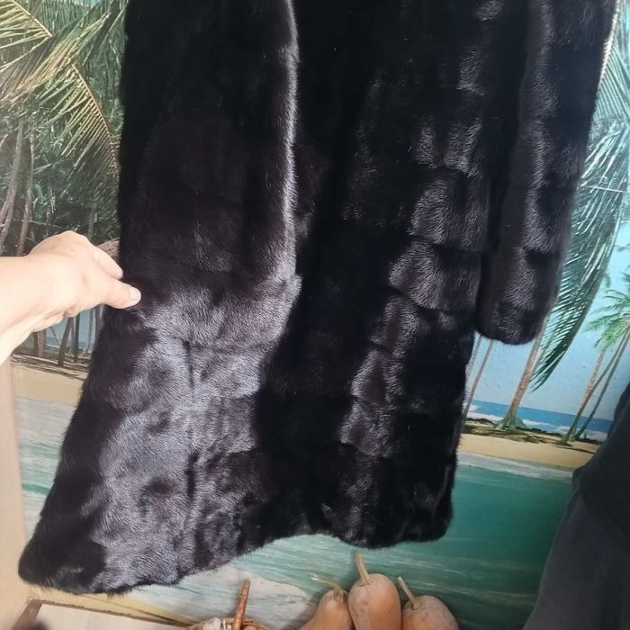 Продам натуральну норкову жіночу довгу шубу в ідеальному стані