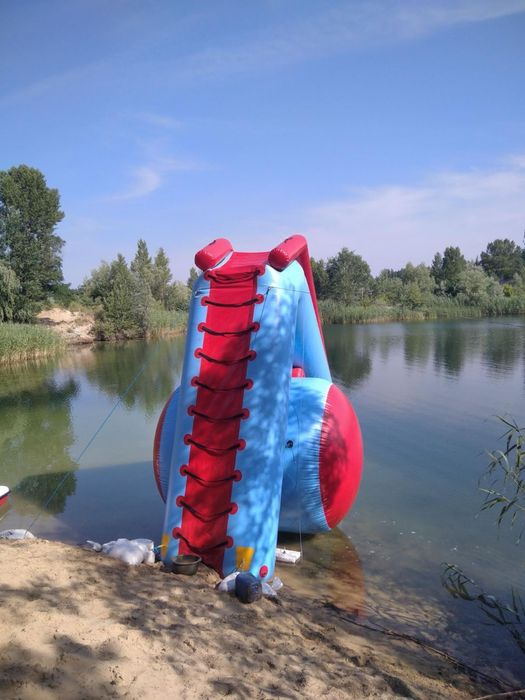 Горка надувная, с дуйкой в комплекте.