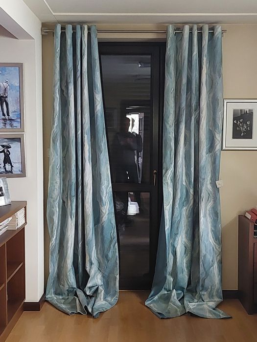 Boki zasłonowe na przelotkach podszyte podszewką