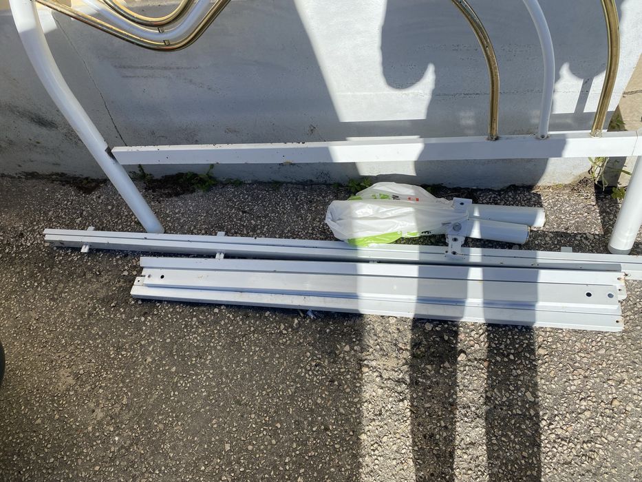 Cama de ferro en branco e dourado