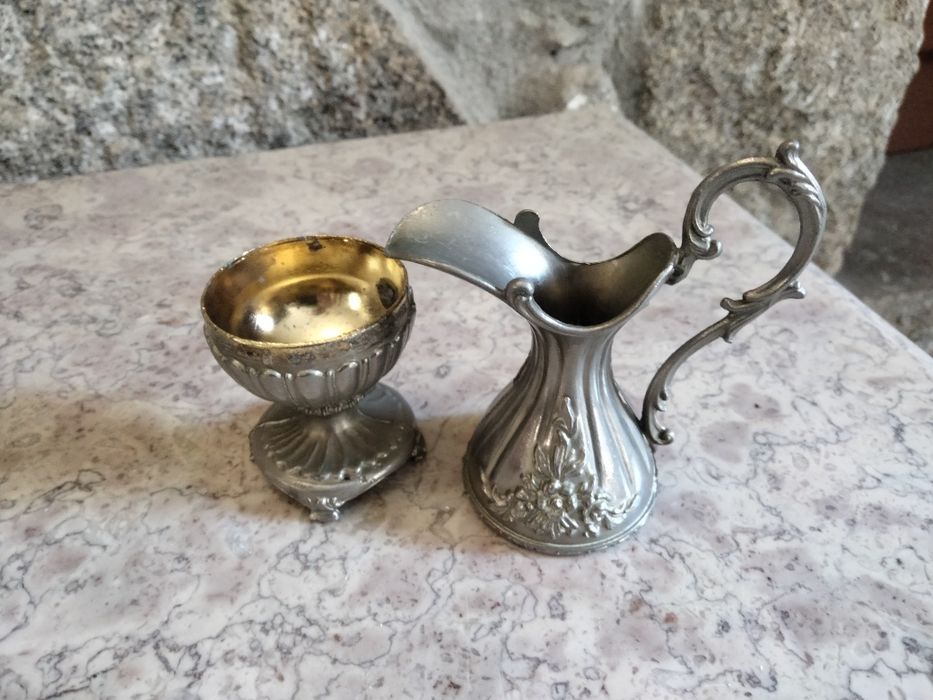 Peças decorativas antigas em estanho