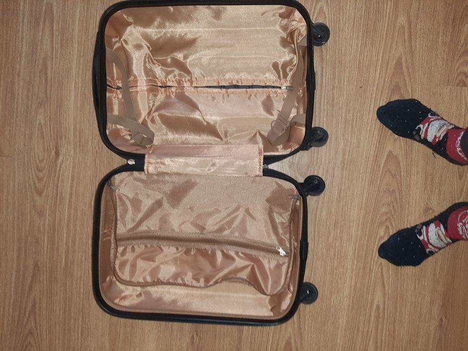 Продам дорожный чемодан.