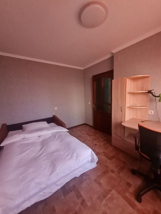 Три та чотирикімнатніі квартири різні райони, 8 спальн місць від 1500