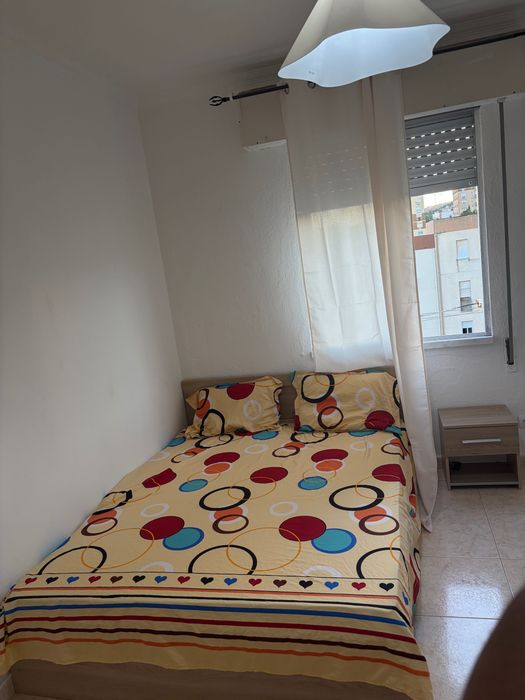 Quarto solteiro para arrendar em vialonga