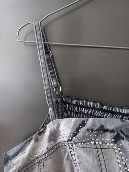 Vestido cinzento de cerimónia com alças, folhos e brilhantes