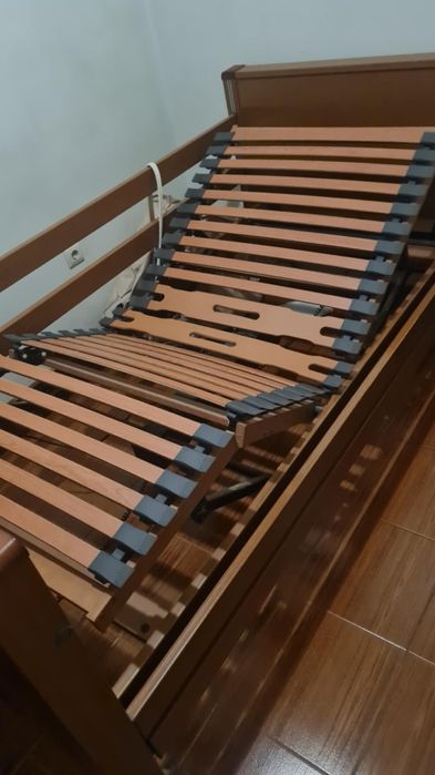 Cama articulada elétrica e elevatória