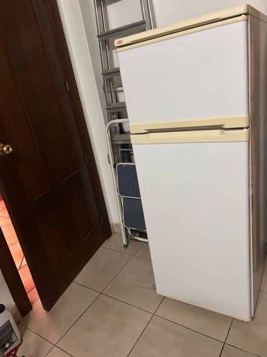 Frigorifico Becken 240l ,  em bom estado com duas portas