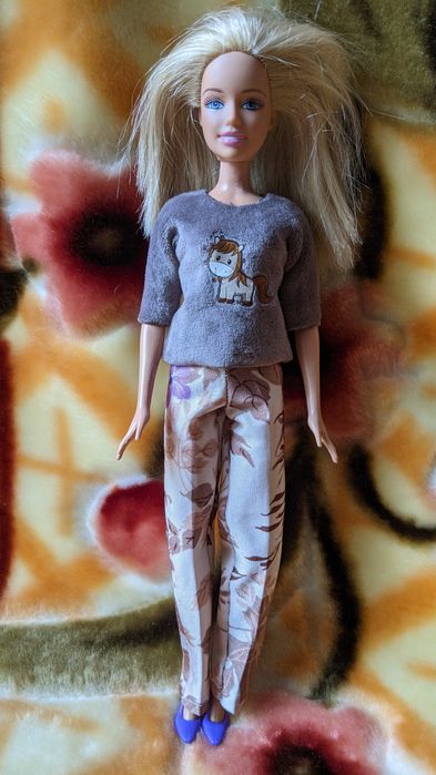 Барбі в одязі із взуттям