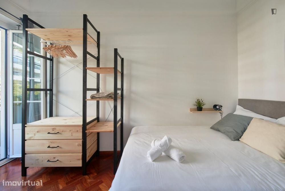 Quarto - localizado em São Sebastião Lisbon