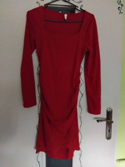 Czerwona sukienka z marszczeniami