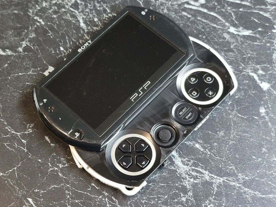 Sony PlayStation Portable GO на запчастини