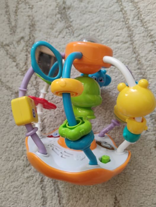 Kula manipulacyjna dla niemowlaka gra świeci dużo elementów