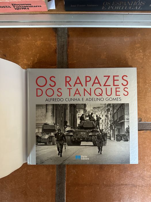 Livro de Alfredo Cunha e Adelino Gomes: os rapazes dos tanques