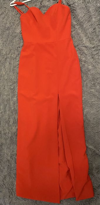 Вечернее красное платье с разрезом