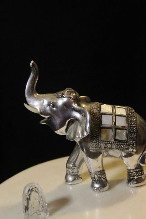 Elefante vintage indiano, prateado com incrustações de madrepérola .