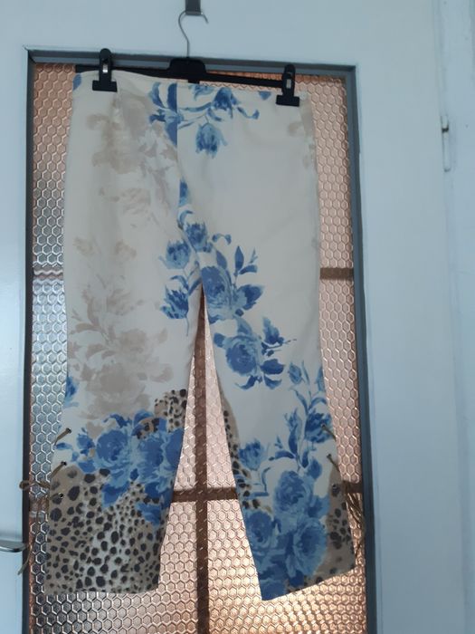 Spodnie 7/8 z motywem zwierzęcym.  Odlisk. M