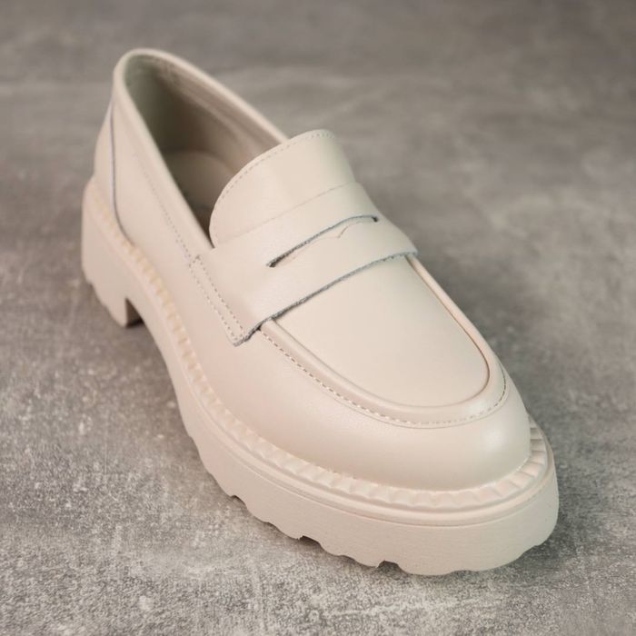 Бежеві шкіряні лофери