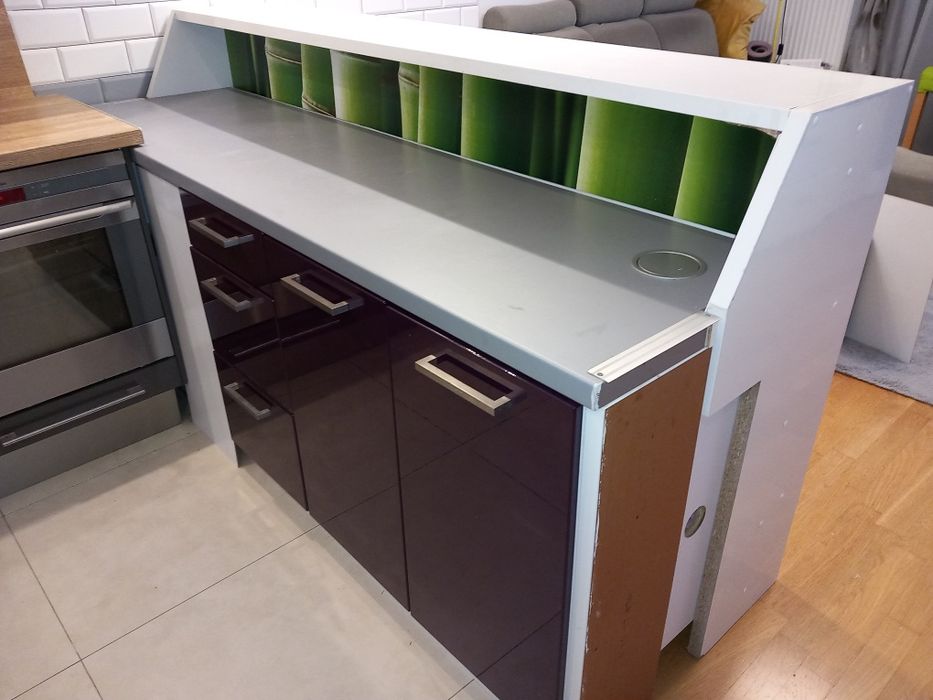 Wyspa kuchenna z szafkami I hokerami duża