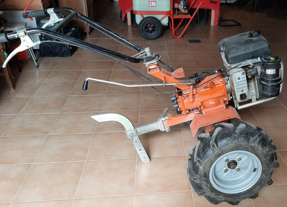 Motoenxada como nova com 3 velocidades para frente e 1 de marcha atrás