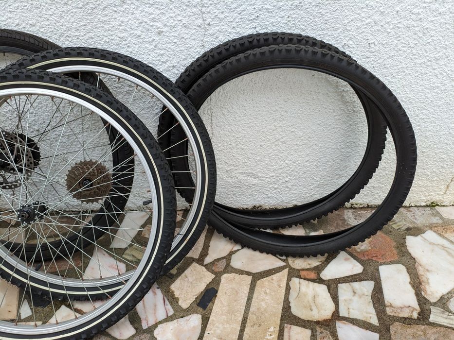 Rodas e pneus de bicicleta variados