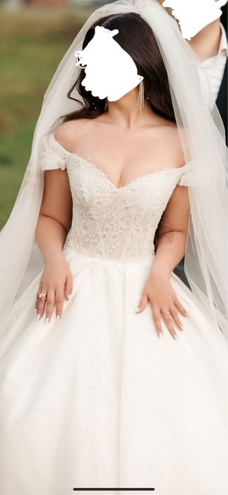 Весільна сукня зі шлейфом