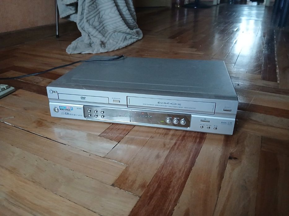 Це DVD/VHS комбо-плеєр LG.
