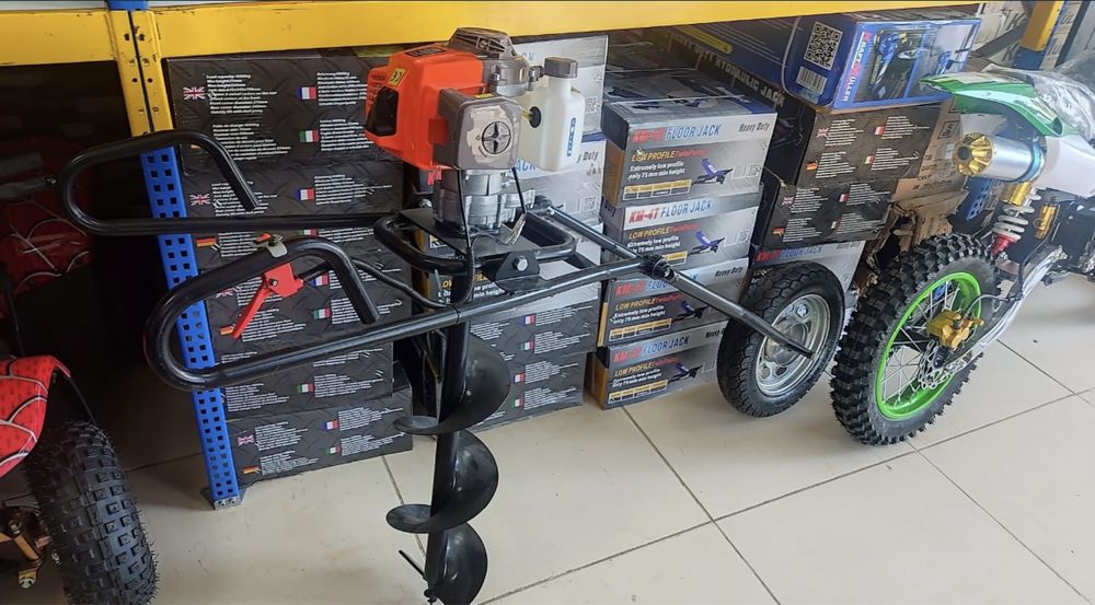 Perfurador de solo a gasolina com 3 brocas