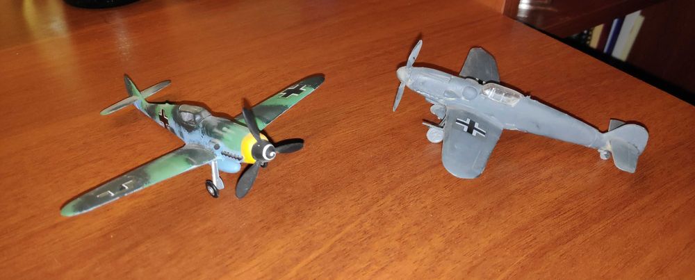 Dwa złożone modele myśliwca Me 109 Messerschmit