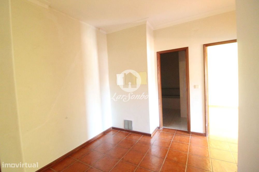 Apartamento T2, situado em Arcozelo, a 4km da Praia