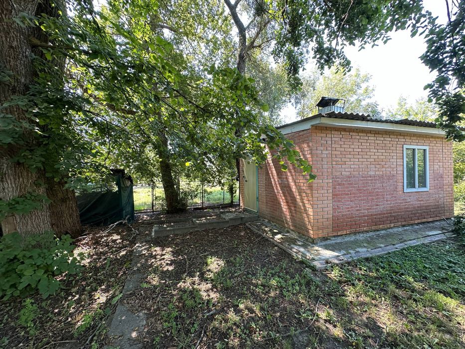 Продається ділянка 0.5 га з 3-ма окремими будинкам