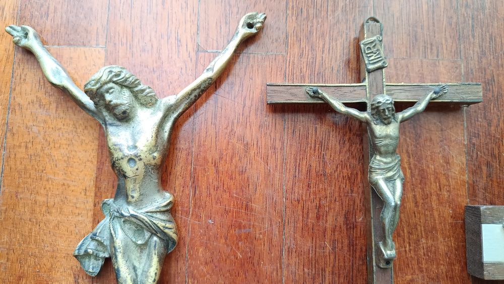 Crucifixos e anjinho