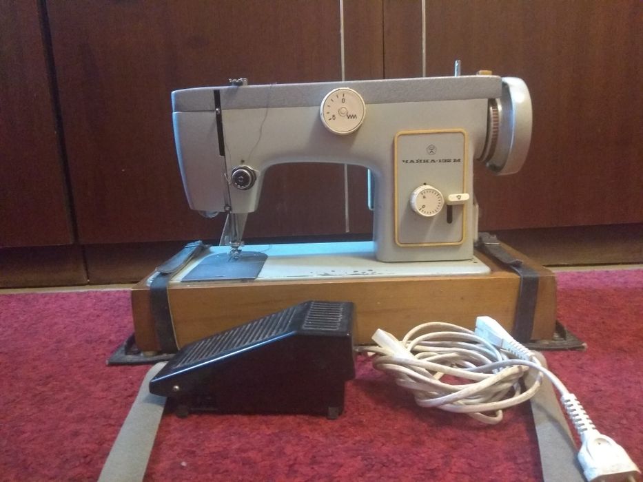 Швейная машинка с электроприводом в чемодане