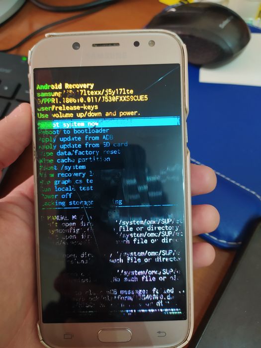 Smartphone Samsung j5 2017 dourado com ecrã partido