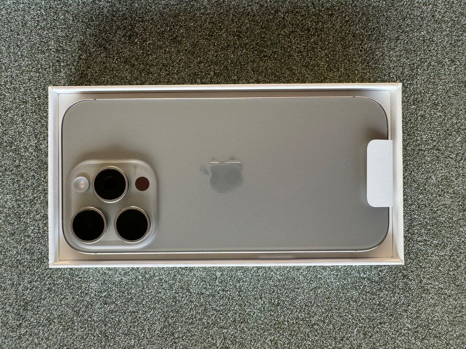 iPhone 16 pro, natural titanium, 256GB, com cabo