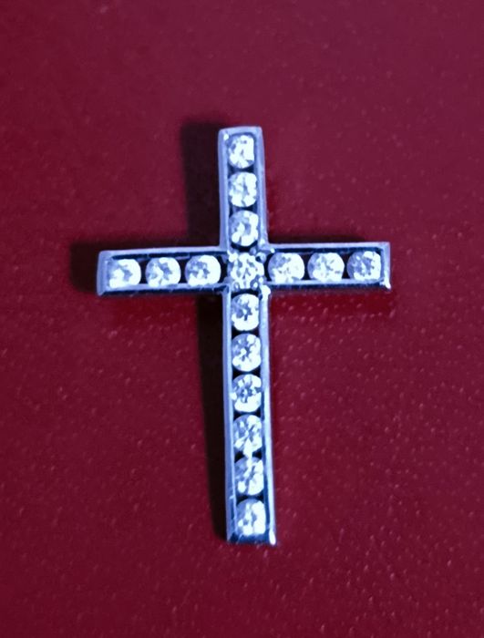 Продам хрест з 16 діамантами. Дешево!