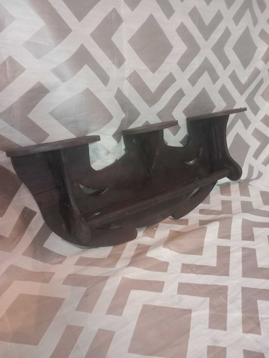 Prateleira antiga,  madeira escura, esculpida três níves, bom estado