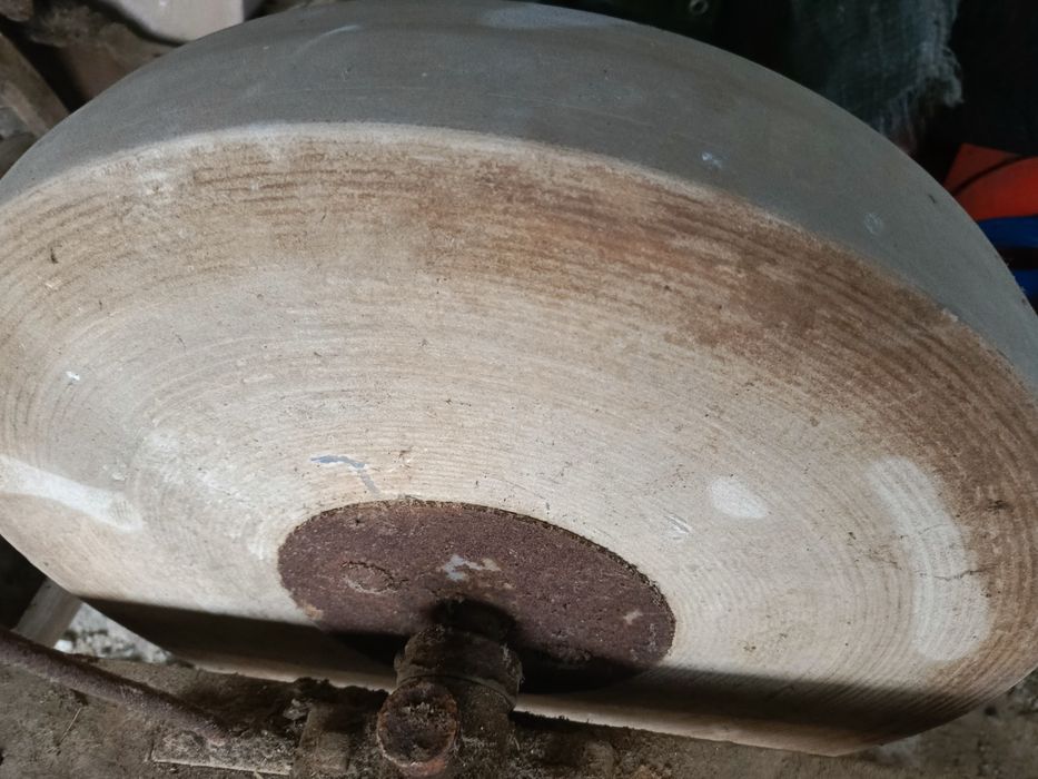 Ostrzałka zabytkowa kamienna