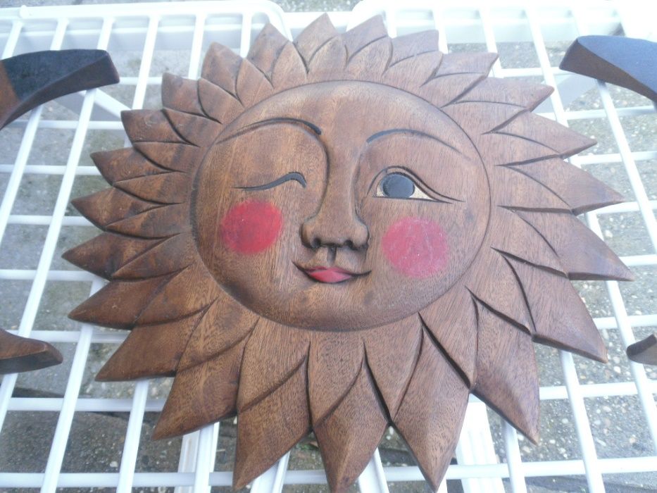 Sol e luas em madeira