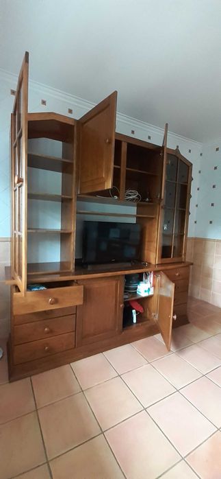 Louceiro e cristaleira em madeira de pinho