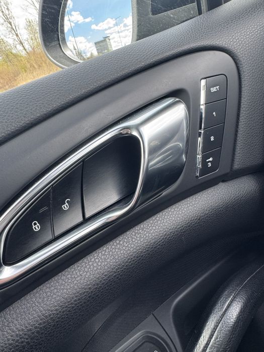 Porsche Cayenne 2012 року