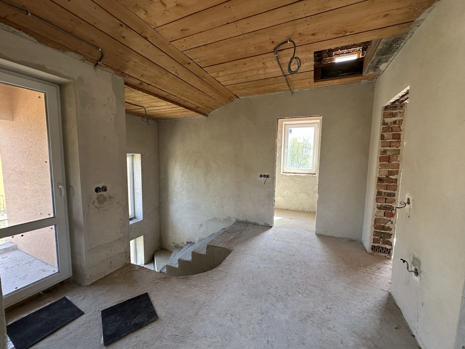 Продам особняк вул. Коновальця з балконами та гаражем площа 170м2