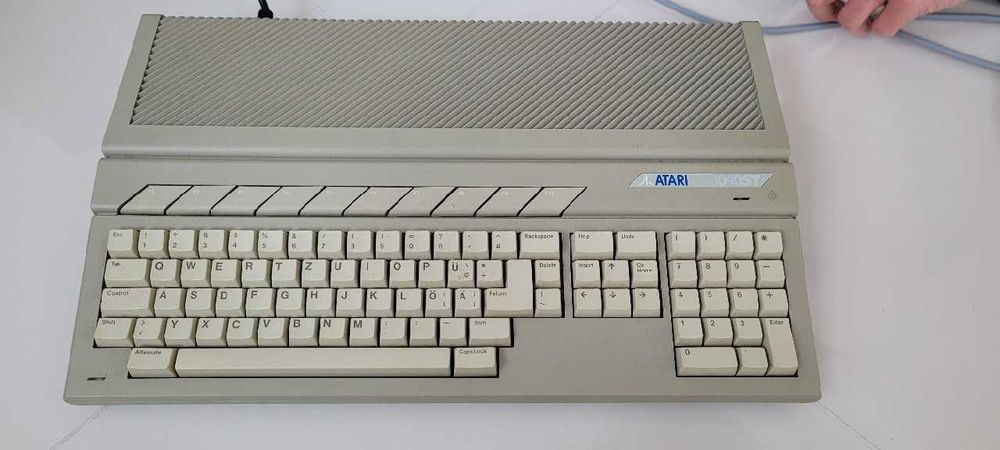 Komputer ATARI 1040ST z kablami.

Stan idealny