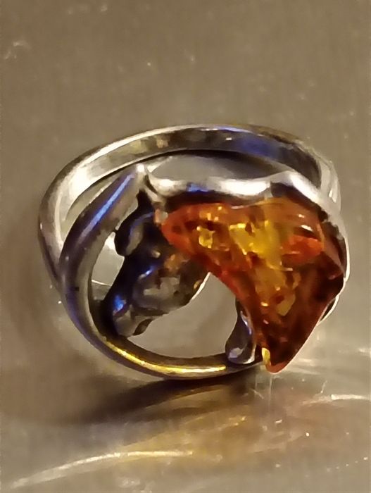 Pierścionek srebrny z bursztynem