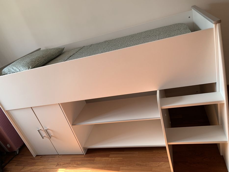 Cama com armário e arrumação NOVO!