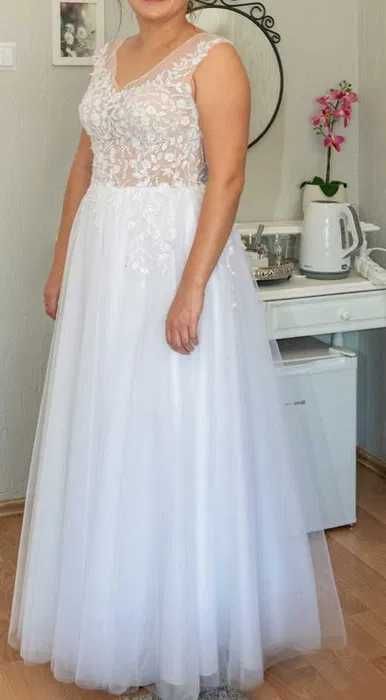 Biała suknia ślubna