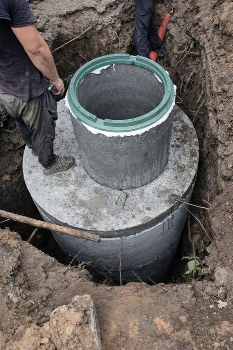 Канализация под ключ. Копка септика, выгребной ямы из бетонных колец.