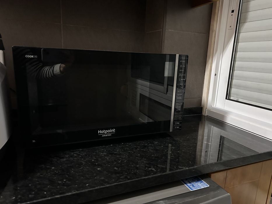 Microondas preto Hotpoint