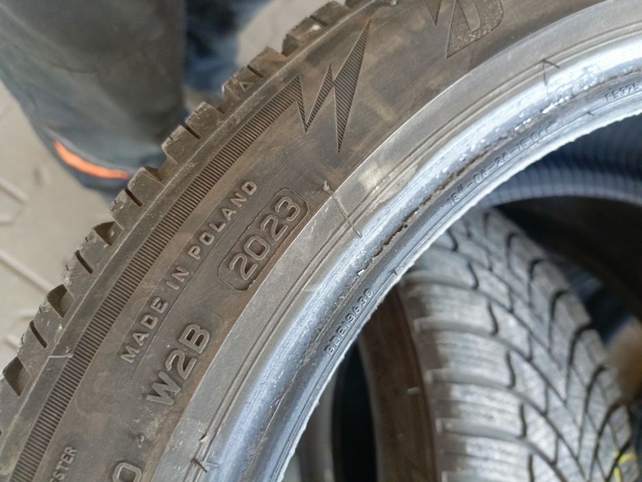 Opony zimowe 215/45/18 Bridgestone 4 sztuki 2023r