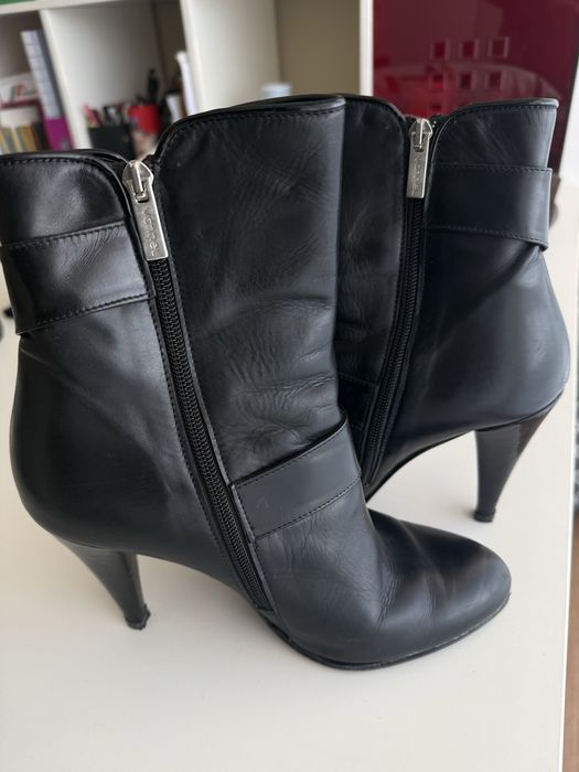 Botins em pele pretos